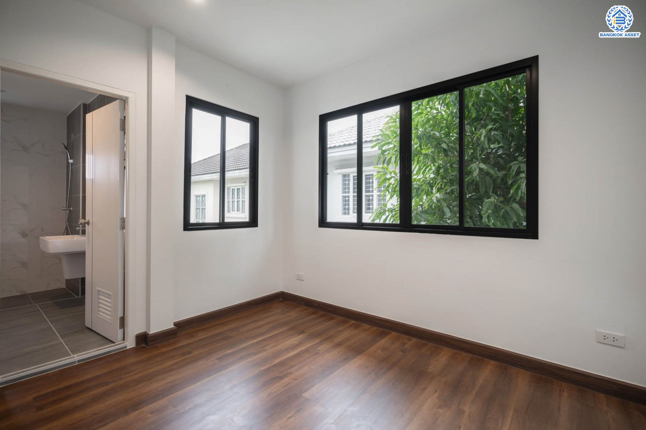 บ้านมือสองตกแต่งใหม่ แบรนด์ LH โครงการ ชัยพฤกษ์ บางบัวทอง หลังใหญ่ วิวสวนสาธารณะ เนื้อที่ 55.5 ตร.ว. ฟังก์ชัน 3 ห้องนอน 3 ห้องน้ำ 1 ห้องแม่บ้าน จอดรถได้ 1 คัน พร้อม Facilities ครบครัน บนทำเลเดินทางสะดวก ติดถนนบางกรวย-ไทรน้อย ใกล้เซ็นทรัลเวสต์เกต และรถไฟฟ้าสายสีม่วง "สถานีบางพลู"